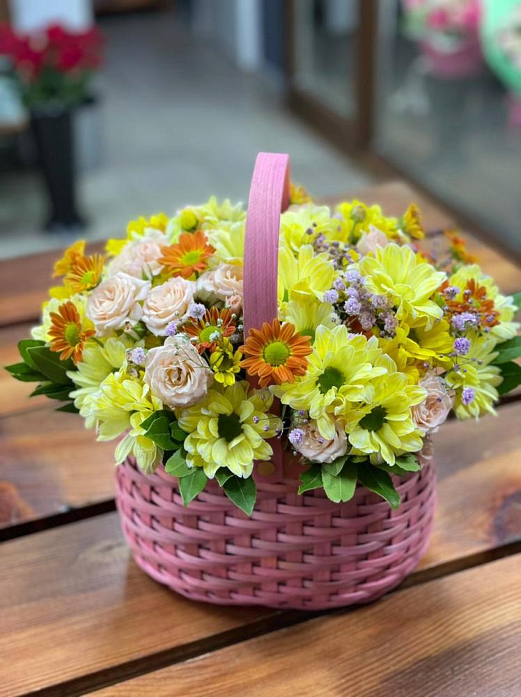 Цветочная композиция из Хризантемы и Розы в корзине в Садовом Ставропольского края