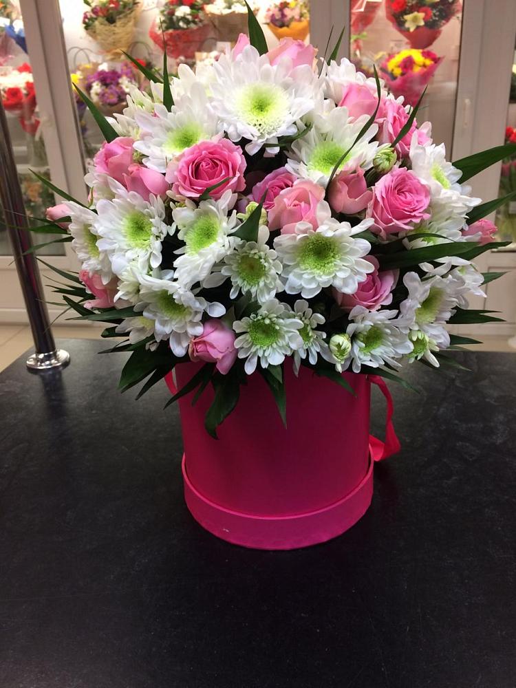 Цветочная композиция из Розы и Хризантемы в шляпной коробке в Садовом Ставропольского края