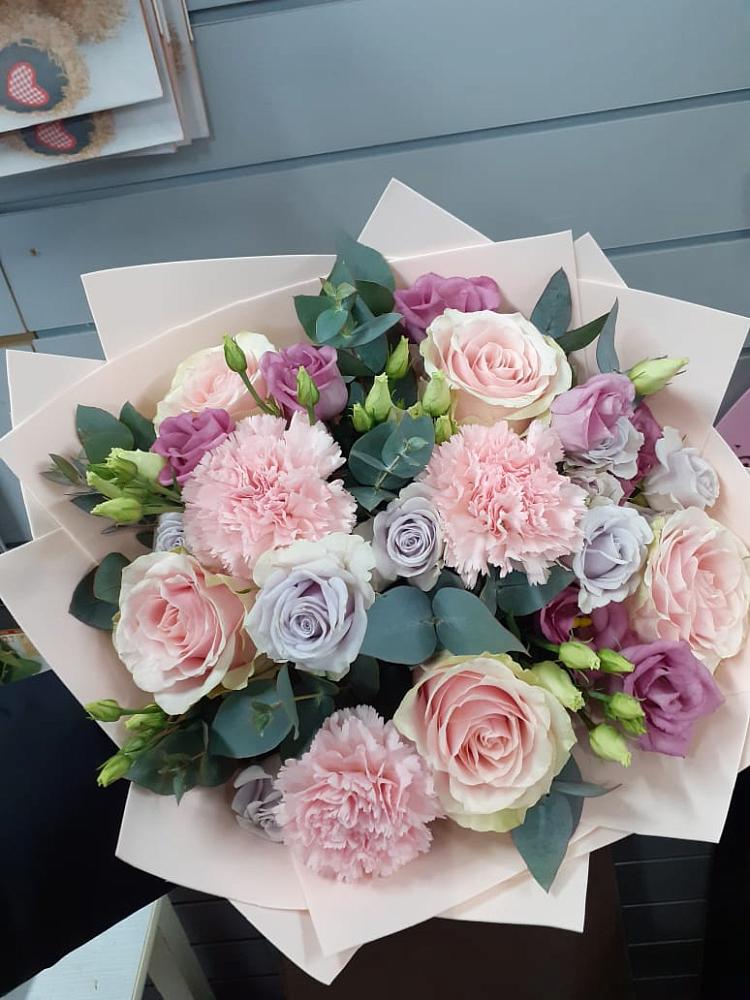 Букет цветов из: Розы, Гвоздики и Лизиантусы в Садовом Ставропольского края